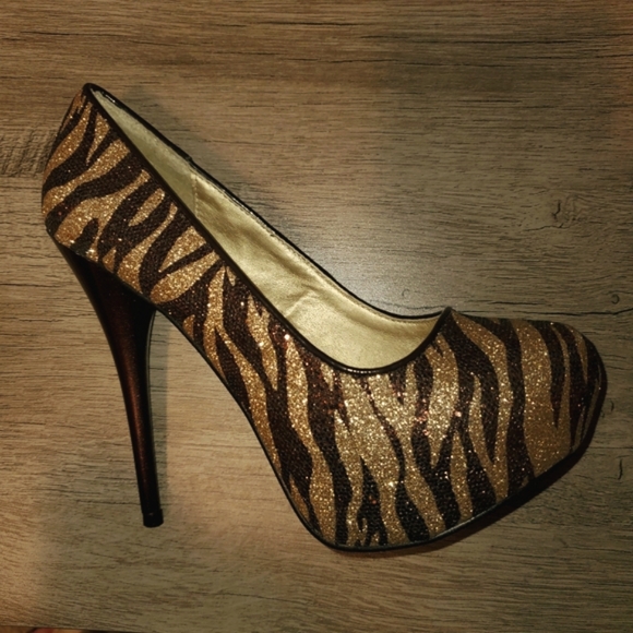 **NEVER WORN** Qupid 5" Platform Heels - Size 6.5 - Picture 4 of 6